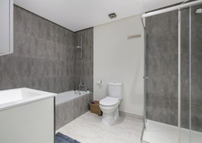 Badkamer met bad bij appartement in Marbella