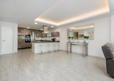 Moderne keuken en living bij appartement in Marbella