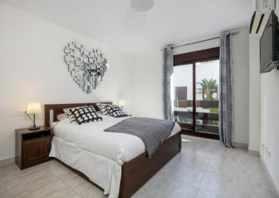 slaapkamer met 2 persoonsbed bij appartement in Marbella