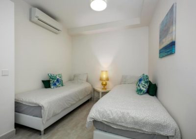 2 eenpersoonsbedden in slaapkamer bij appartement in Marbella
