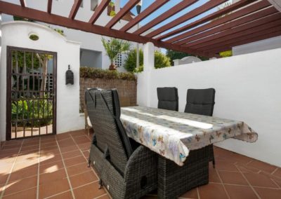 Gezellig terras met tafel bij appartement in Marbella